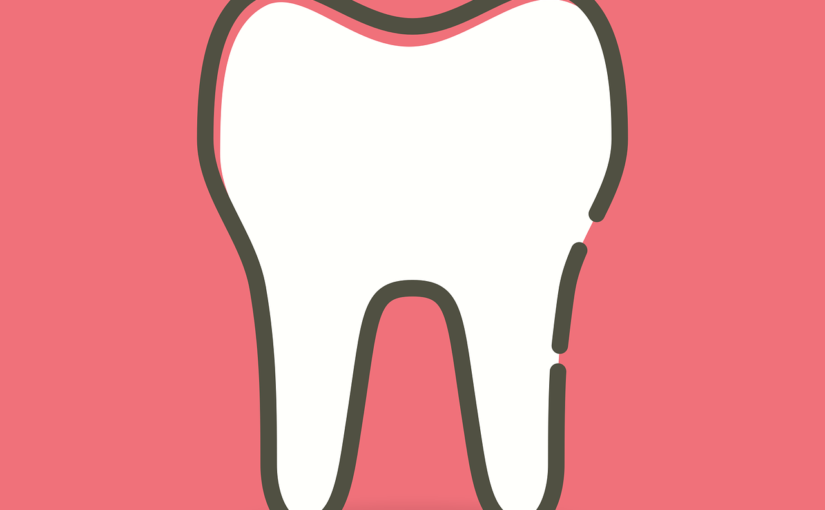 Prześliczne zdrowe zęby także doskonały prześliczny uśmieszek to powód do dumy.