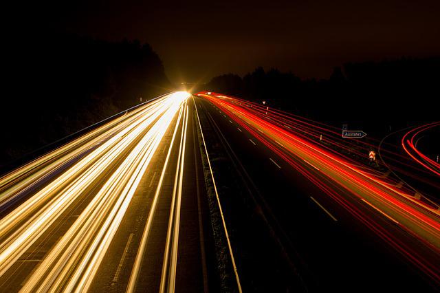 Oświetlenie pojazdów – jak wybrać lampy przednie oraz tylne. O reflektorach samochodowych słów parę
